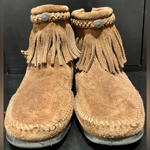 Minnetonka Women's Hi-top Fringe Back Zip Boot Color: Taupe Suede Size: 8.5 - Picture 2 of 7